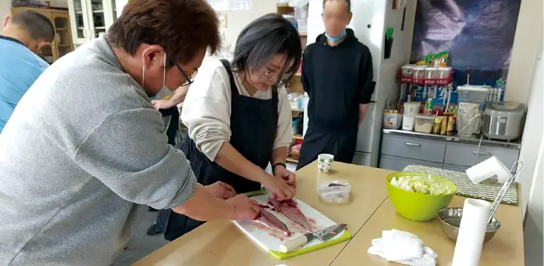 まな板の上で魚をさばく様子