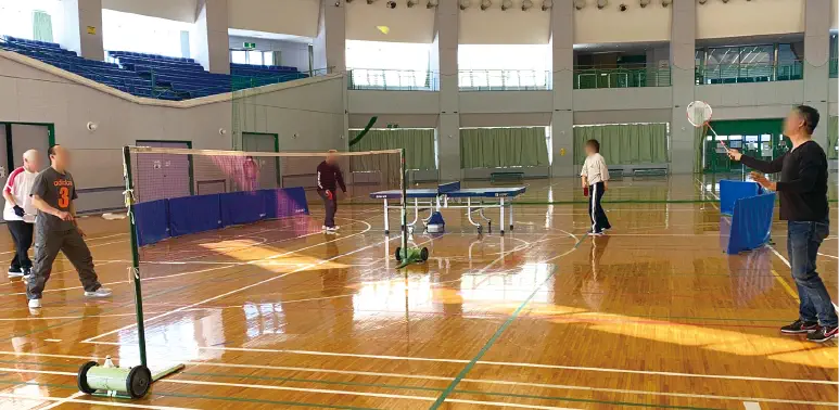 体育館でバドミントンをする様子